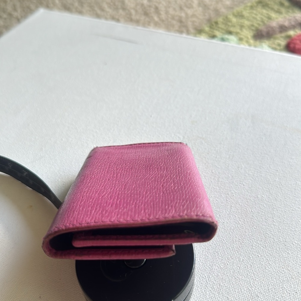 Gucci Magenta Key Holder with Heart Emblem - Picture 11 of 11